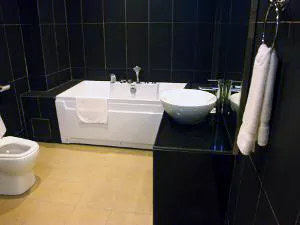 VIPルームバスタブ付浴室