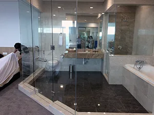 シャワールームは先生が中の作業を見て指示、指導できるようにガラス張り仕様になっています。