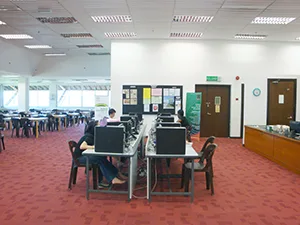 図書館内パソコンエリア