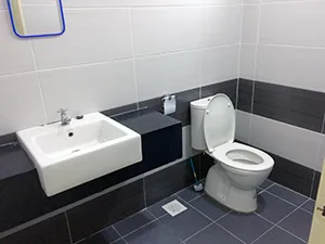 ３人部屋共用シャワー・トイレ