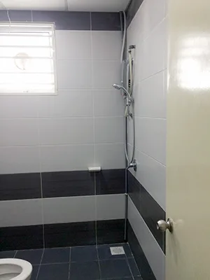 ４人部屋共用シャワー・トイレ