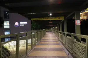 深夜でも安心の明るい歩道橋